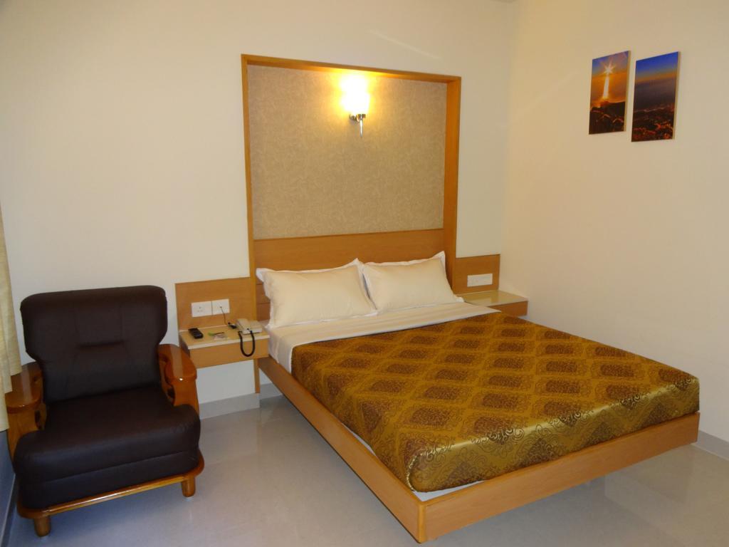 Hotel Le Grand Коимбаторе Екстериор снимка