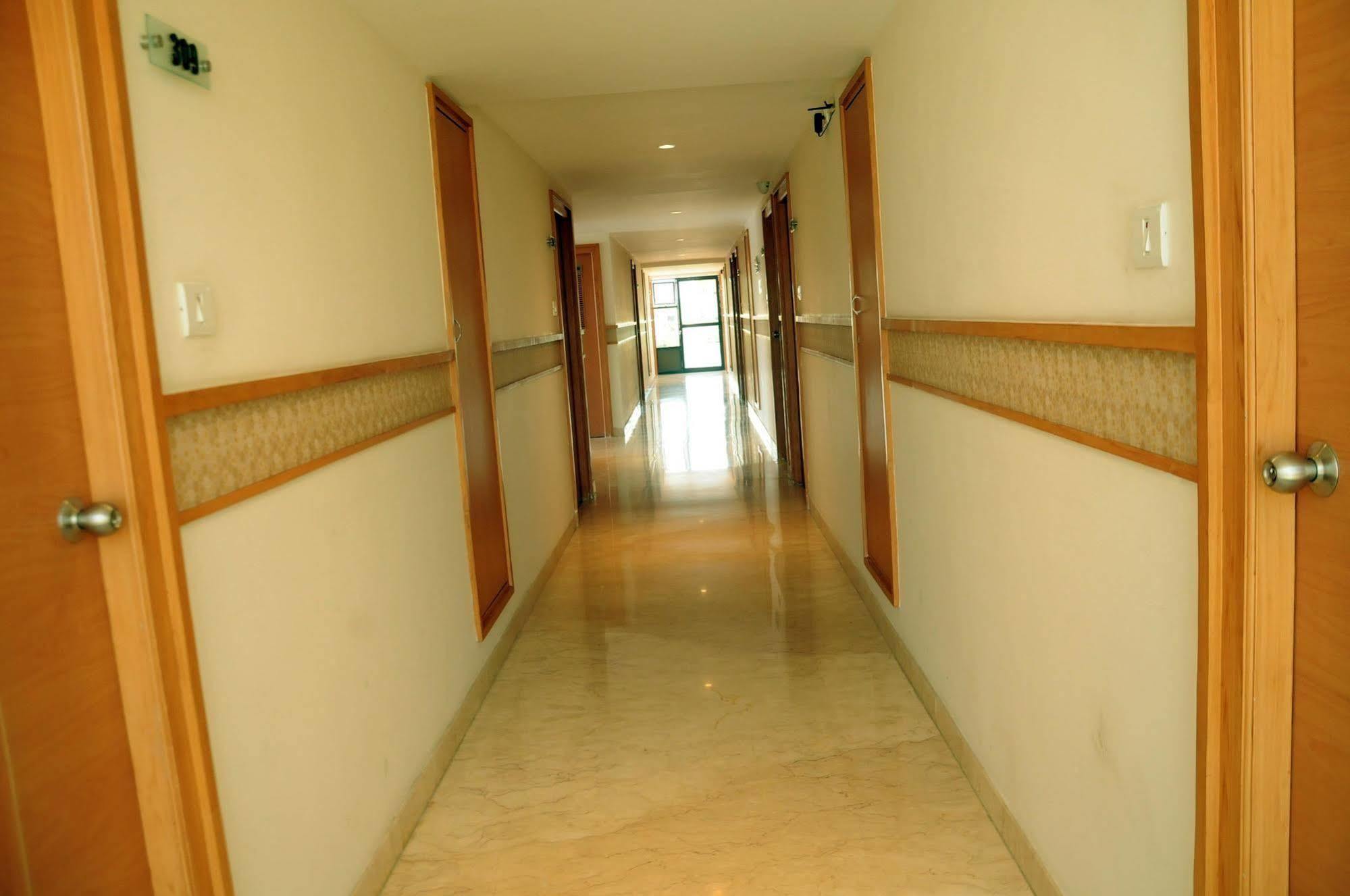 Hotel Le Grand Коимбаторе Екстериор снимка